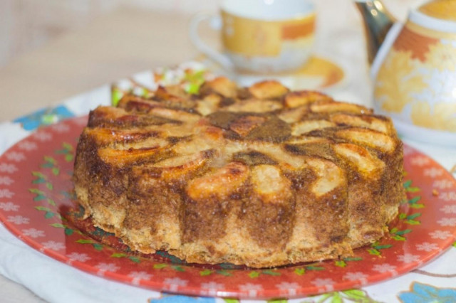 Пирог на медовом тесте с яблоками и карамелью