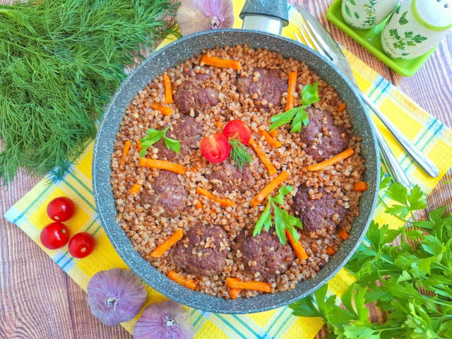 Гречка с котлетами на сковороде Гречка с котлетами на сковороде