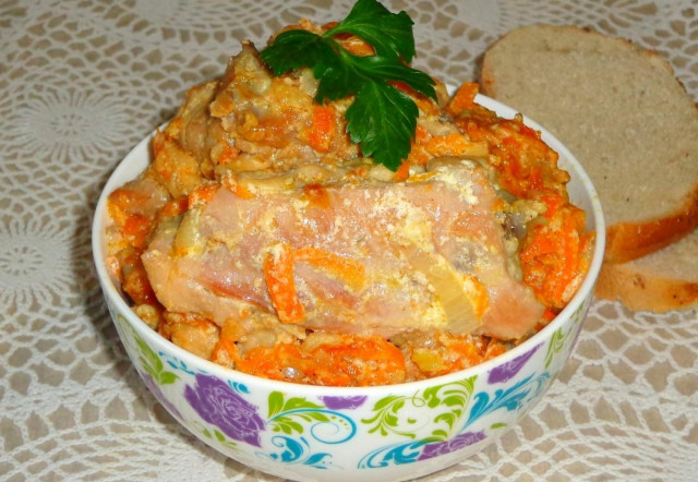 Курица тушеная в кастрюле со сметаной и морковью