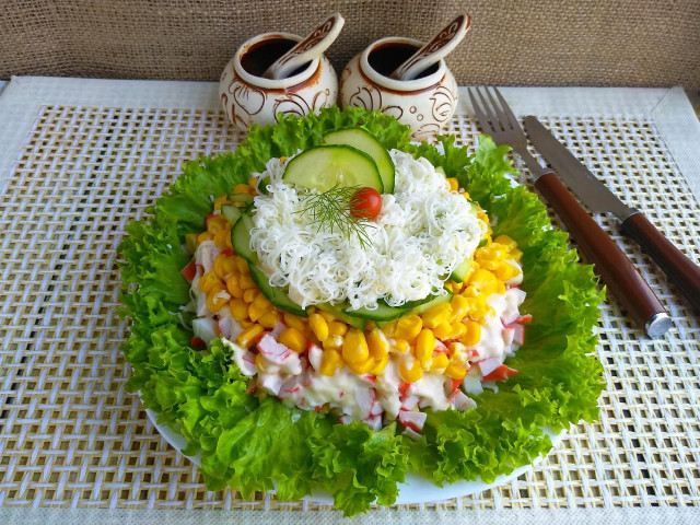 Салат из крабовых палочек и сладкой кукурузы Салат из крабовых палочек и сладкой кукурузы