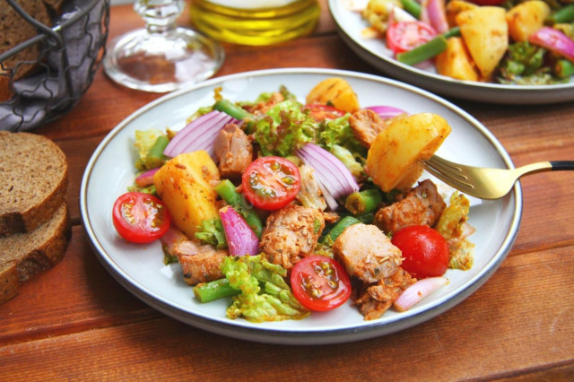 Испанский салат с тунцом и картофелем