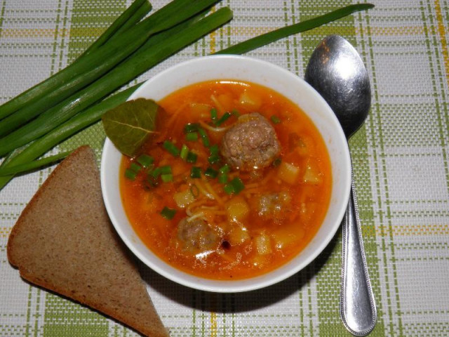 Суп на курином бульоне с томатной поджаркой и фрикадельками