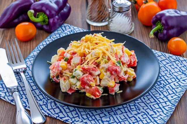 Салат Клеопатра с курицей, помидорами и крабовыми палочками Салат Клеопатра с курицей, помидорами и крабовыми палочками