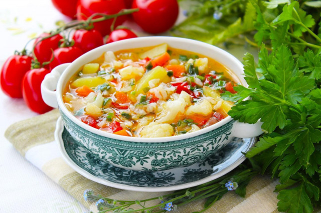 Овощной суп с цветной капустой и картошкой