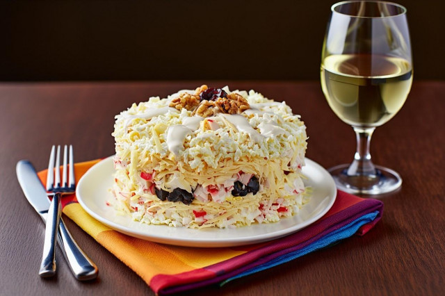 Салат Черный жемчуг с черносливом крабовыми палочками Салат Черный жемчуг с черносливом крабовыми палочками