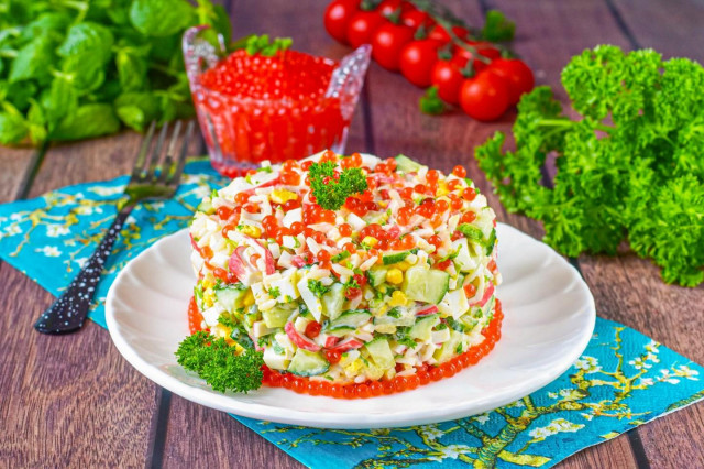 Салат с крабовыми палочками и красной икрой Салат с крабовыми палочками и красной икрой