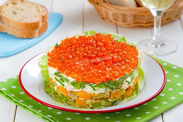 Салат с кальмарами и красной икрой морской Салат с кальмарами и красной икрой морской