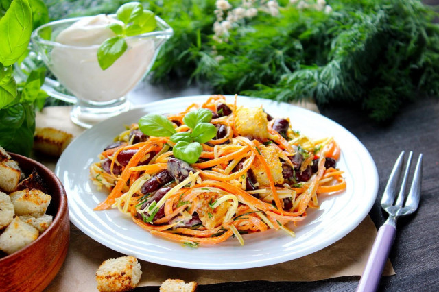 Салат с фасолью корейской морковью и сухариками