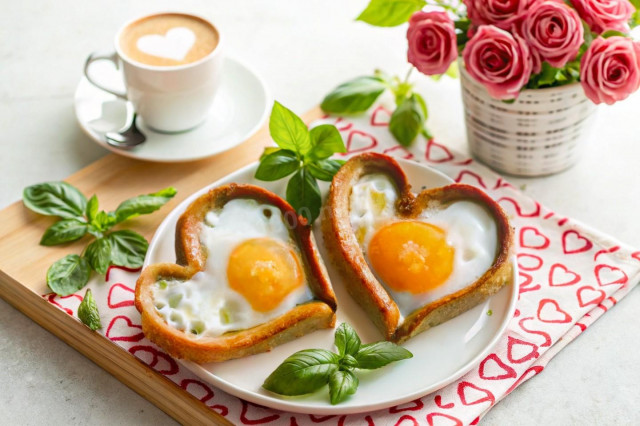 Яичница сердечком с сосиской Яичница сердечком с сосиской