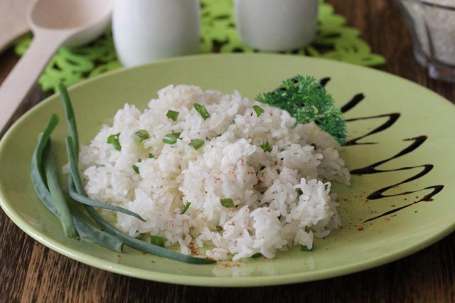 Рис в пароварке с зеленым луком