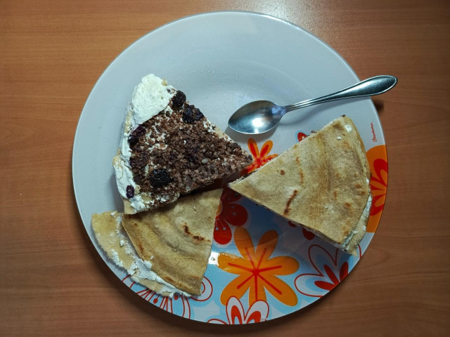 овсяный блинный торт с изюмом, фундуком и шоколадом овсяный блинный торт с изюмом, фундуком и шоколадом