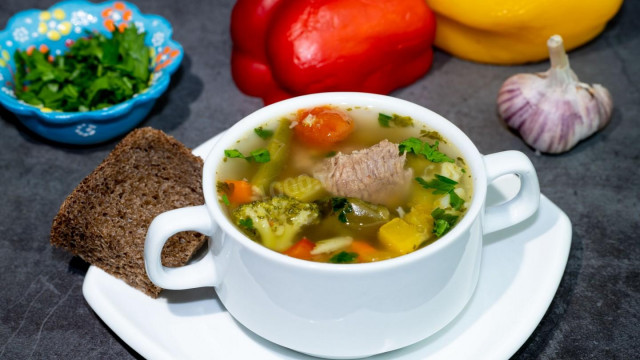 Густой мясной суп с тыквой и овощной смесью