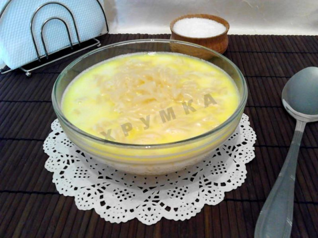 Молочный суп с макаронами для ребенка с медом