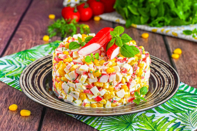 Салат крабовые палочки с кукурузой и яйцом Салат крабовые палочки с кукурузой и яйцом