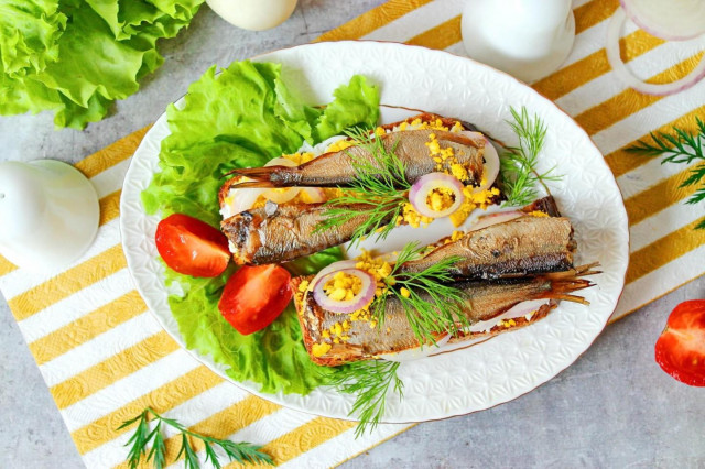 Шпроты классические бутерброд Шпроты классические бутерброд