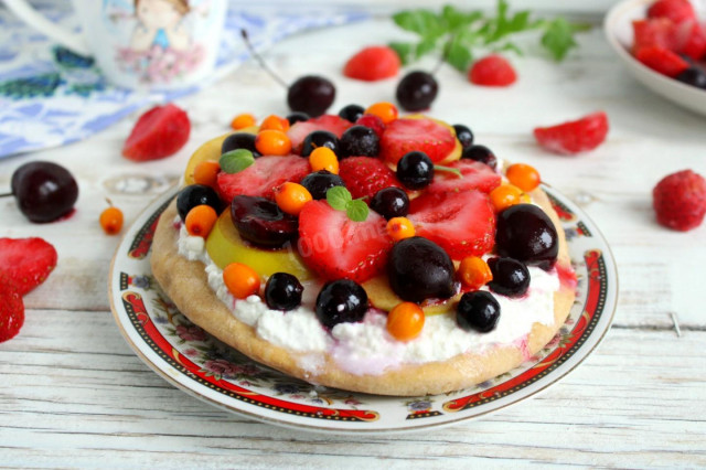 Десерт с фруктами и творожным кремом на лепешке