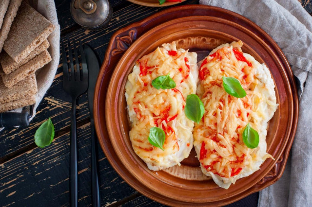 Грудка отбивная с помидорами и сыром Грудка отбивная с помидорами и сыром