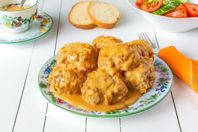 Ежики из фарша с рисом в сметане Ежики из фарша с рисом в сметане