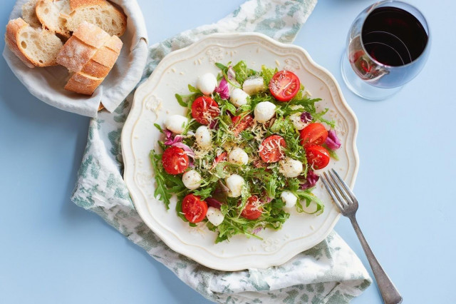 Салат с моцареллой, рукколой и помидорами черри Салат с моцареллой, рукколой и помидорами черри