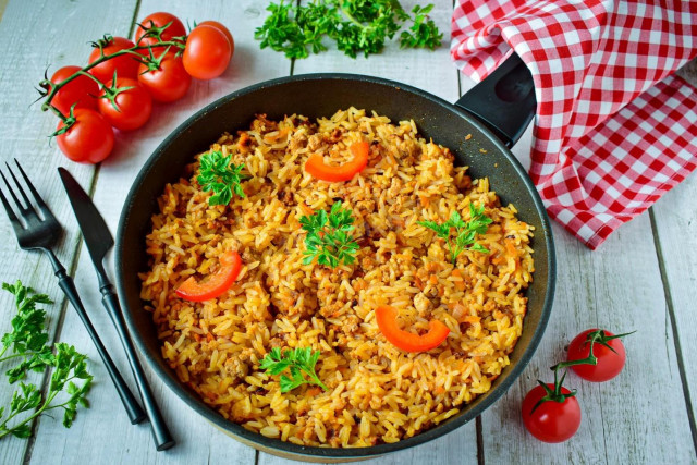 Рис с фаршем и томатной пастой на сковороде
