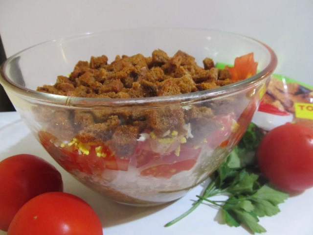Салат из кильки в томатном соусе с кетчупом и сухариками