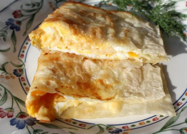 Лаваш жареный с яйцом и твердым сыром