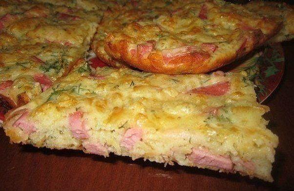 Быстрый пирог на кефире с сыром луком и вареной колбасой