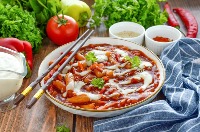 Рисовые токпокки с острым томатным соусом и сырным соусом Рисовые токпокки с острым томатным соусом и сырным соусом