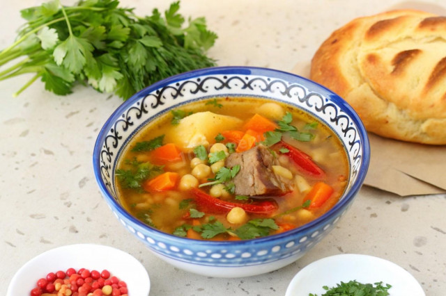 Шурпа с нутом и бараниной в кастрюле Шурпа с нутом и бараниной в кастрюле