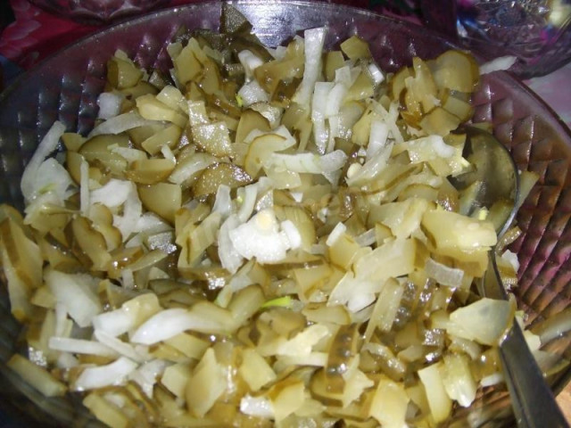 Простой салат Пятиминутка с солеными огурцами