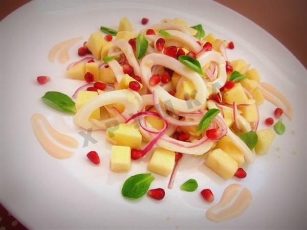 Салат с кальмарами и яблоками под йогуртовым соусом