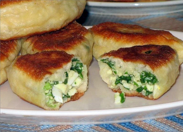 Жареные пирожки с зеленым луком и яйцом дрожжевые