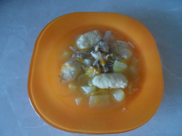 Куриный суп с картошкой клецками и курицей