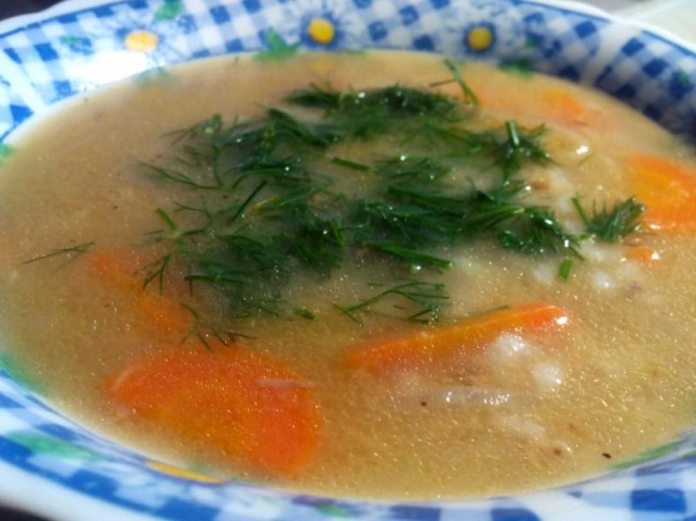 Суп с рисом и морковью из рыбной консервы