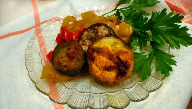 Баклажаны в духовке с болгарским перцем, куркумой и специями