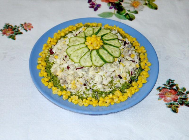 Салат с консервированными шампиньонами и кукурузой