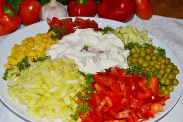 Салат Любимый с колбасой и овощами