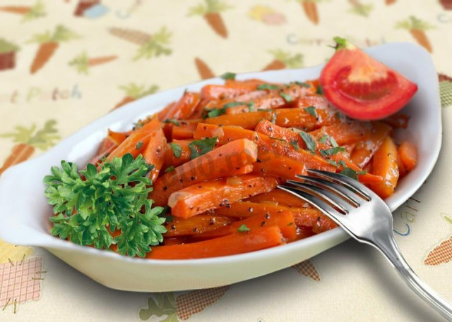 Морковь тушеная с помидорами и луком