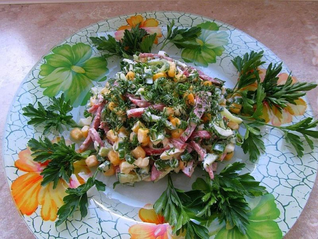 Салат с колбасой, свежими огурцами и яйцами