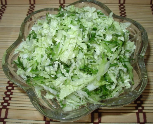 Салат из капусты с зеленым луком и укропом