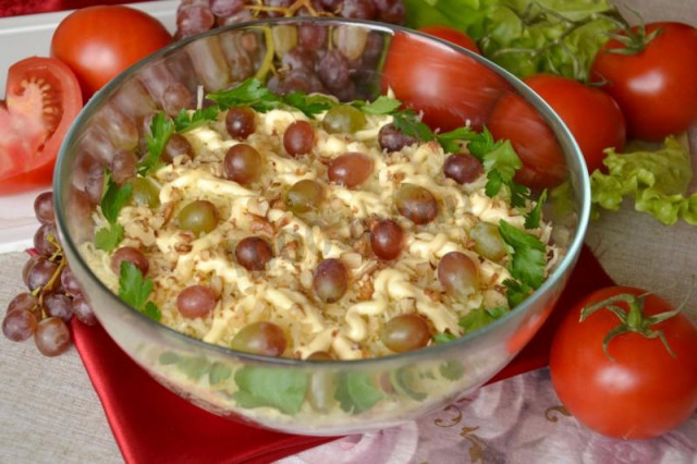 Слоеный салат из баклажан с курицей и помидорами