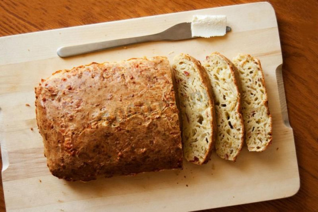 Хлеб с твердым и мягким сыром и беконом в духовке