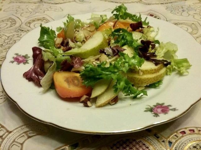 Салат с хурмой и грушей
