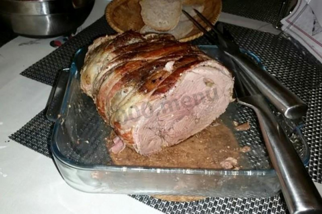 Мясо лося с беконом в духовке