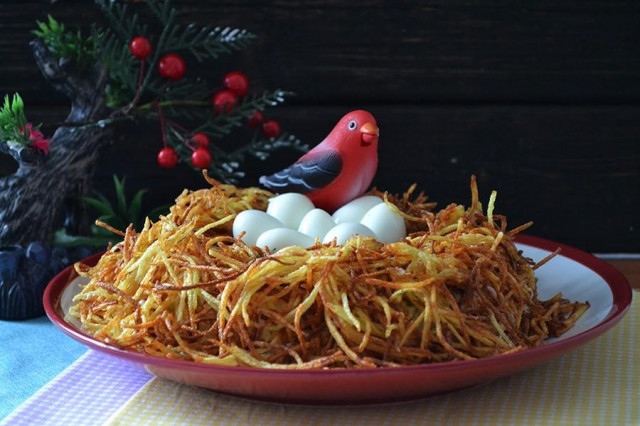 Салат гнездо глухаря с перепелиными яйцами