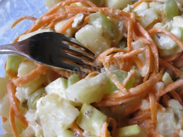 Салат из сельдерея стеблевого с яблоком, йогуртом и морковью