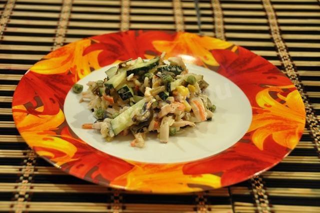 Салат из морской капусты с кальмарами и овощами