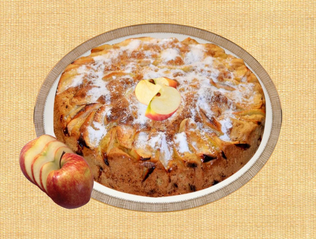 Жареный пирог на сковороде с яблоками