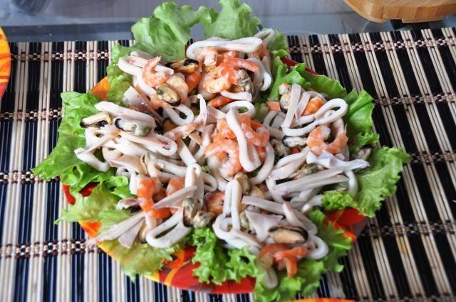 Теплый салат с морепродуктами креветками и кальмарами