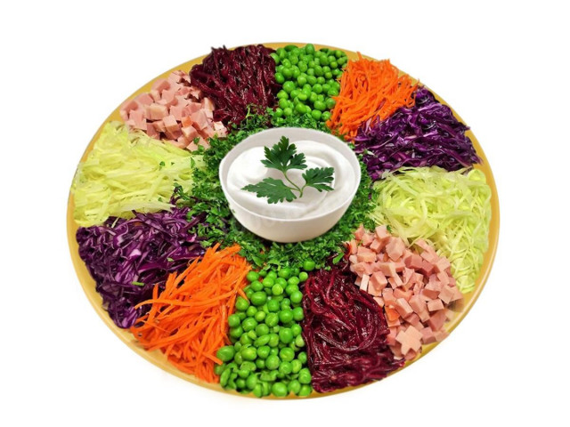 Салат козел с овощами и колбасой